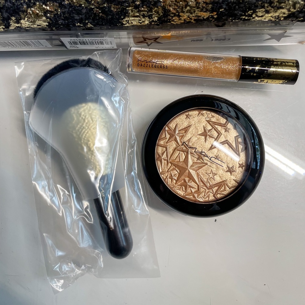 New MAC Sprinkle Of Shine Gold Kit | Highlighter, Medium Fan Brush & Lipgloss